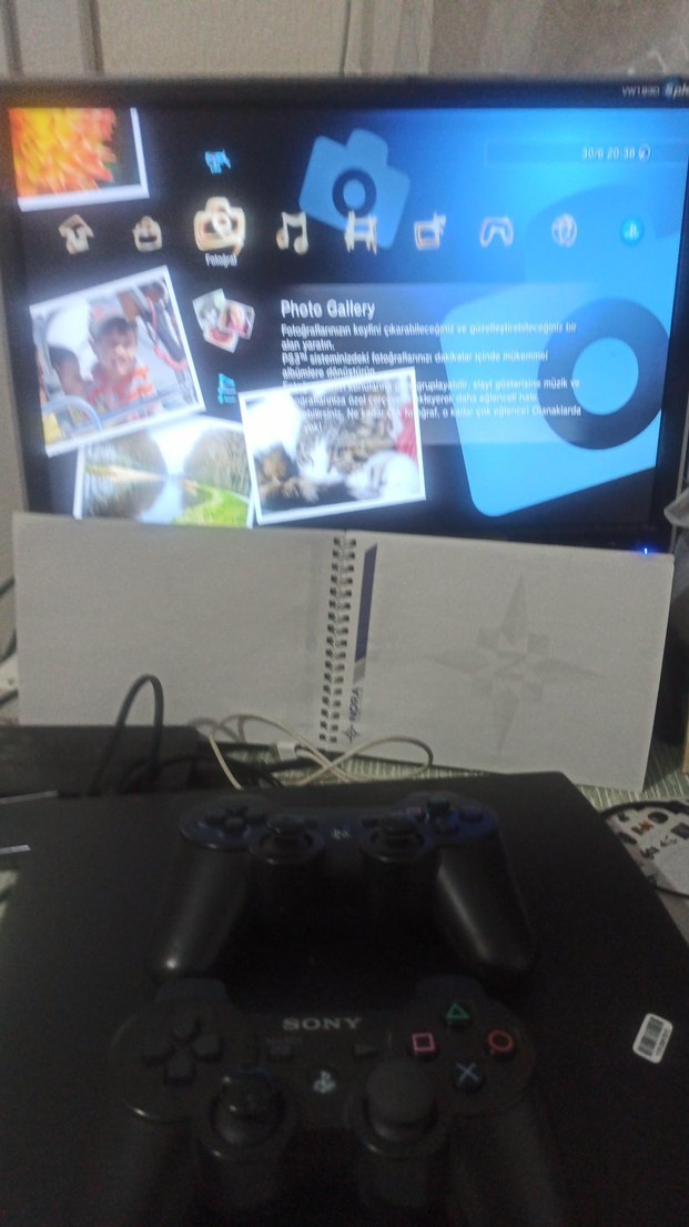 Sony PlayStation konsolu ve iki kontrol cihazı - Görsel 3