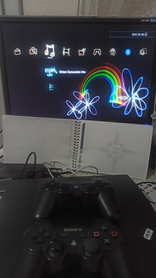 Sony PlayStation konsolu ve iki kontrol cihazı - Görsel 4