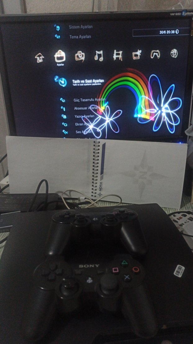 Sony PlayStation konsolu ve iki kontrol cihazı - Görsel 2