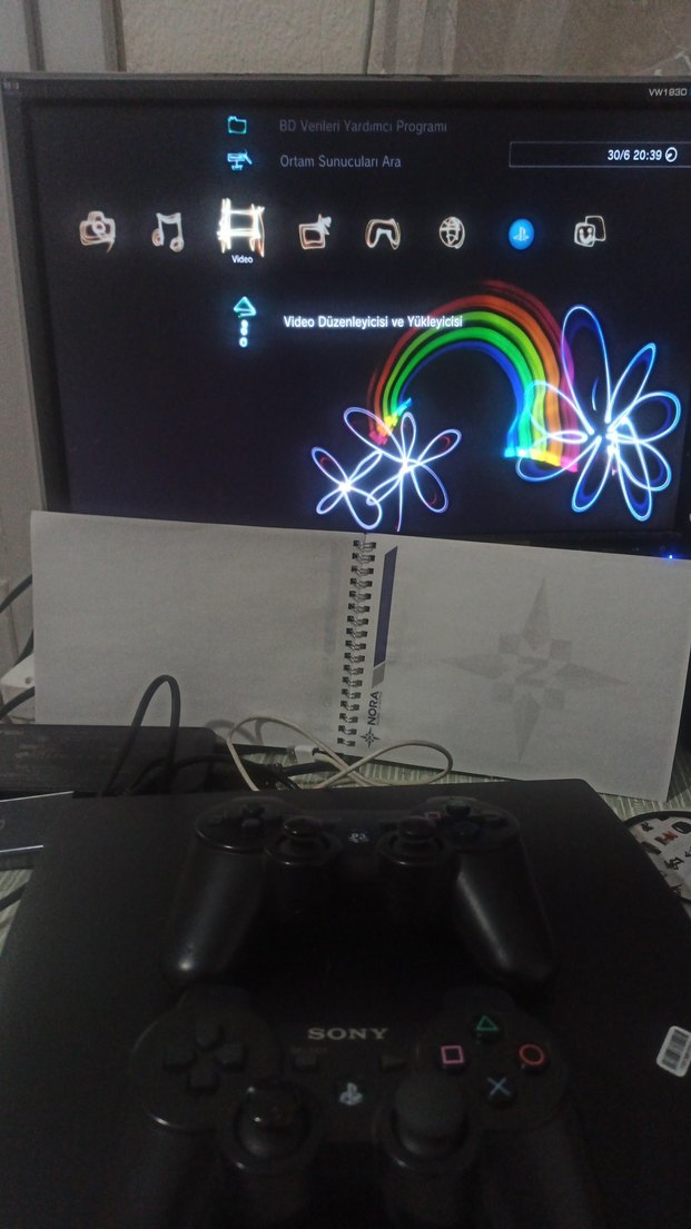 Sony PlayStation konsolu ve iki kontrol cihazı - Görsel 5