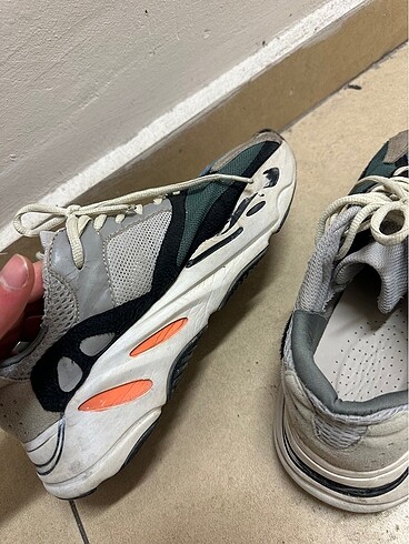 44 Beden Yeezy 700 Wave Runner