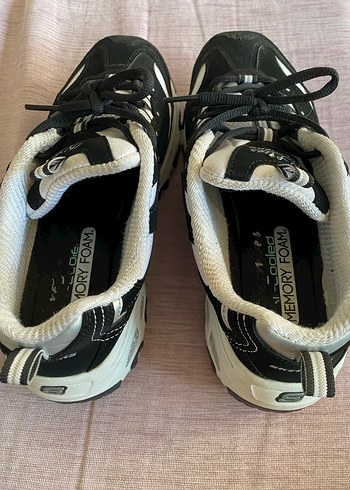 Skechers Siyah Beyaz Rahat Kadın Spor Ayakkabısı