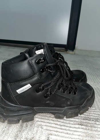 Siyah bot - Görsel 2