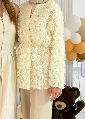 Beyaz Çiçek Desenli Midi Kadın Kaban - Görsel 2