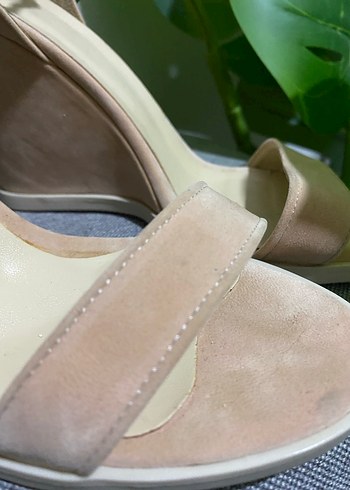 Bej Süet Tokalı Dolgu Topuklu Kadın Ayakkabı - Görsel 4
