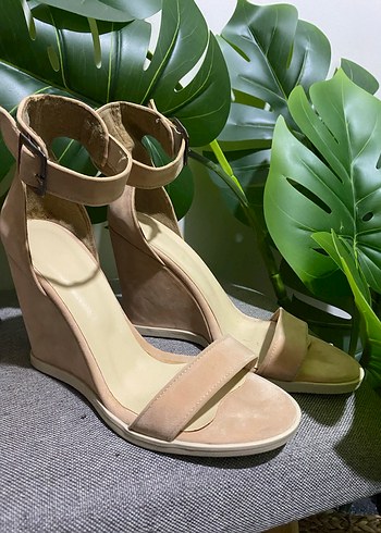 Bej Süet Tokalı Dolgu Topuklu Kadın Ayakkabı - Görsel 3