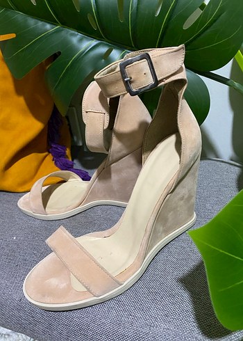 Bej Süet Tokalı Dolgu Topuklu Kadın Ayakkabı - Görsel 2