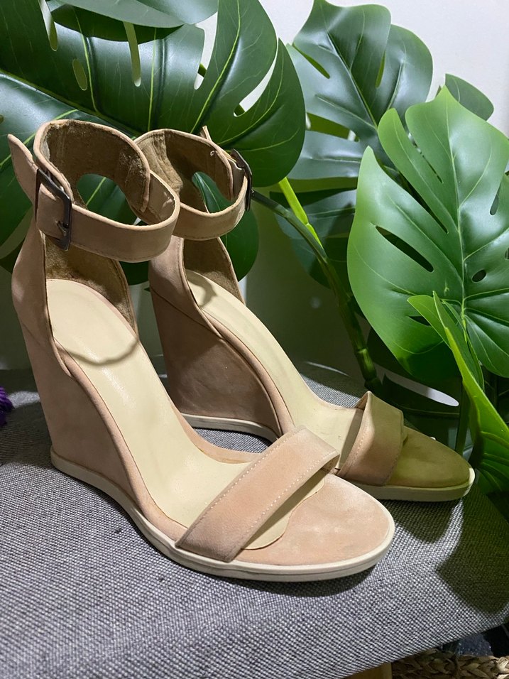 Bej Süet Tokalı Dolgu Topuklu Kadın Ayakkabı - Görsel 3