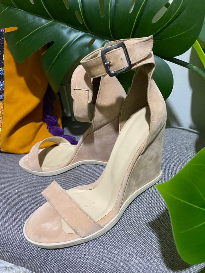 Bej Süet Tokalı Dolgu Topuklu Kadın Ayakkabı - Görsel 2