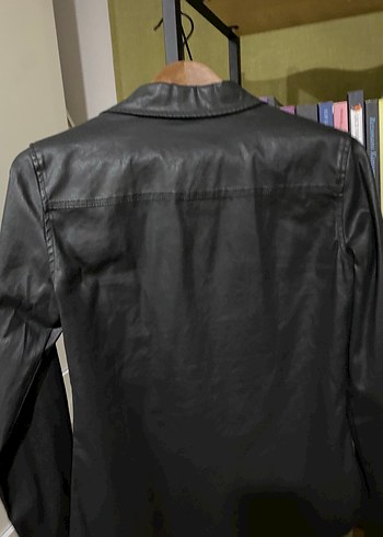 Düğmeli Siyah Deri Görünümlü Kadın Ceket - Görsel 4