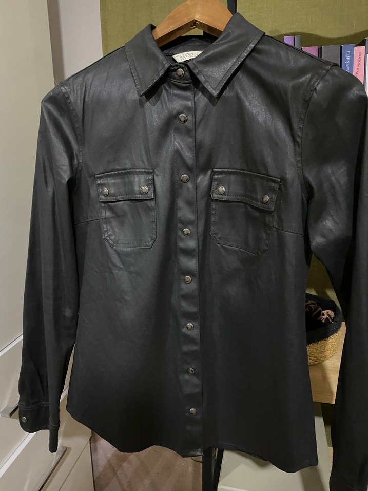 Düğmeli Siyah Deri Görünümlü Kadın Ceket - Görsel 3