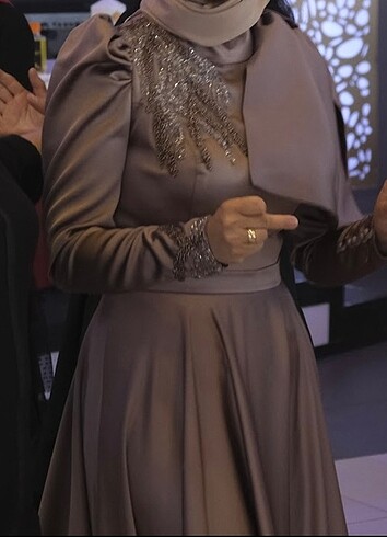 Abiye elbise ve şalı