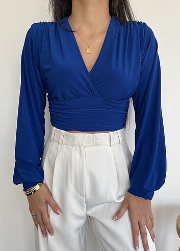 sandy v yaka büzgülü crop bluz