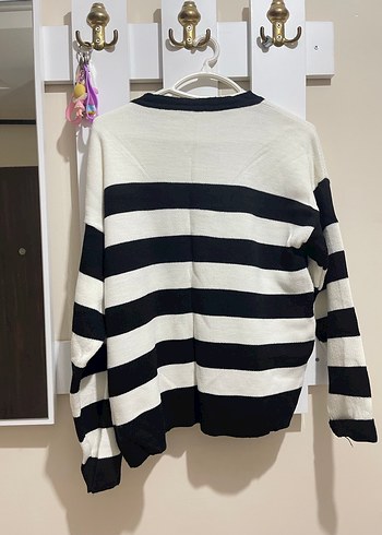 Düğmeli Siyah Beyaz Çizgili Kadın Hırka - Görsel 3