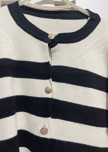 Düğmeli Siyah Beyaz Çizgili Kadın Hırka - Görsel 2