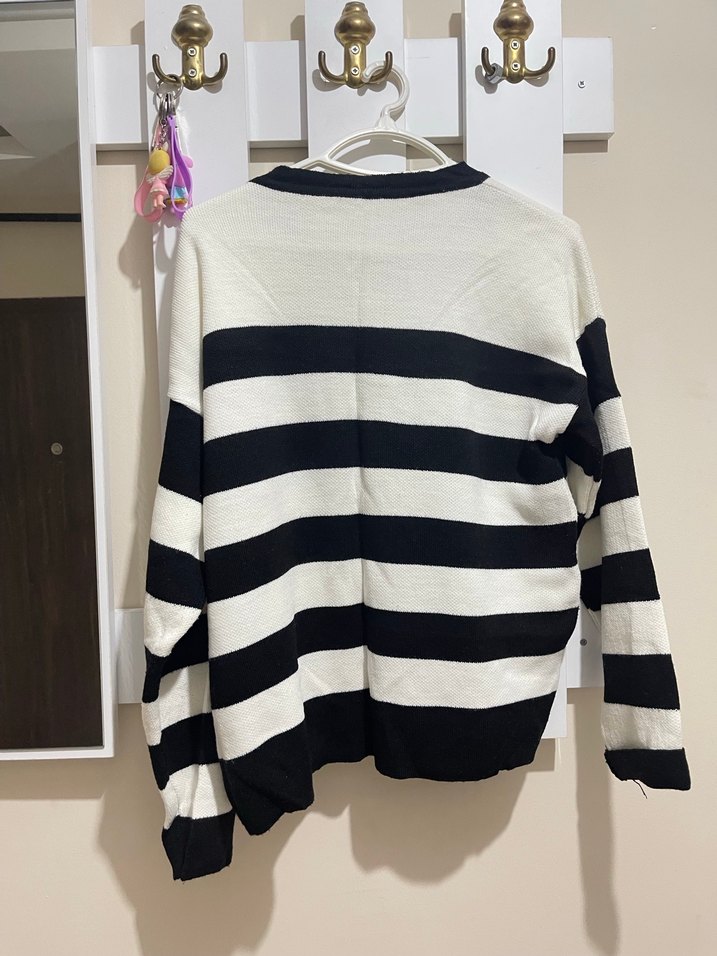 Düğmeli Siyah Beyaz Çizgili Kadın Hırka - Görsel 3