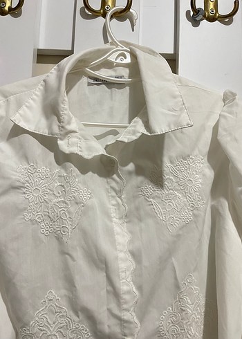 Düğmeli Beyaz Nakışlı Keten Gömlek - Görsel 5