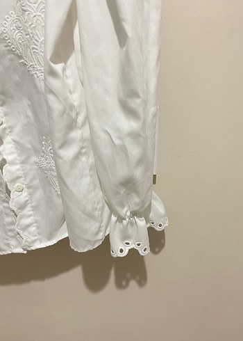 Düğmeli Beyaz Nakışlı Keten Gömlek - Görsel 4
