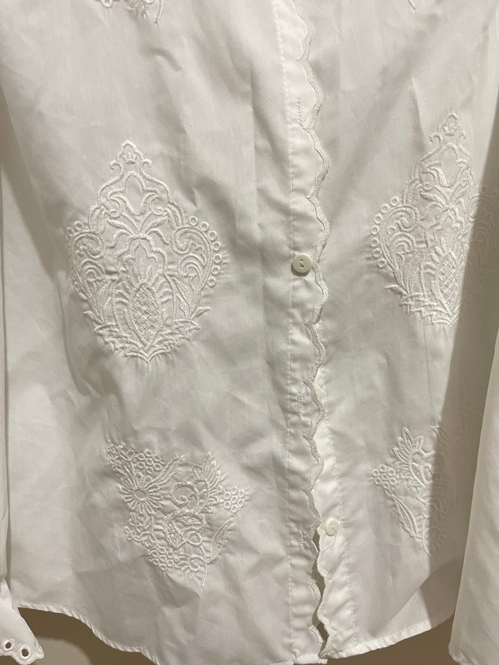 Düğmeli Beyaz Nakışlı Keten Gömlek - Görsel 2