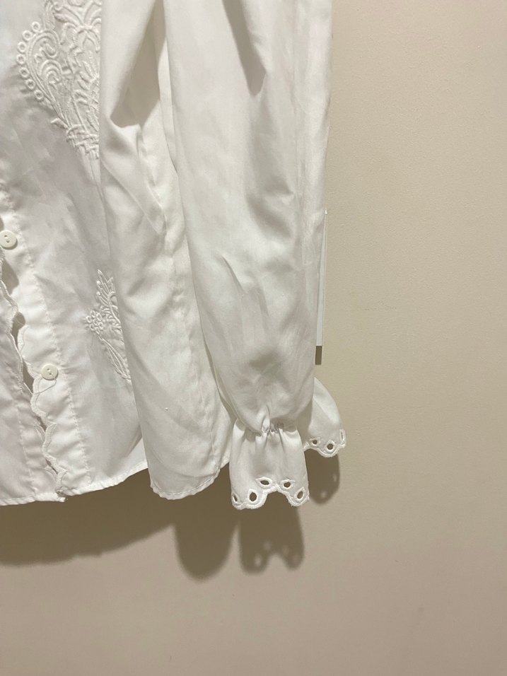 Düğmeli Beyaz Nakışlı Keten Gömlek - Görsel 4