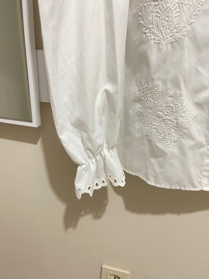 Düğmeli Beyaz Nakışlı Keten Gömlek - Görsel 3