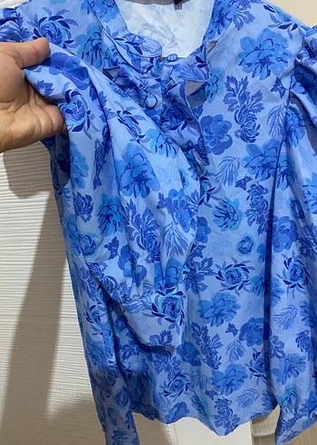 Mavi Çiçekli Fırfırlı Kadın Gömlek - Görsel 3