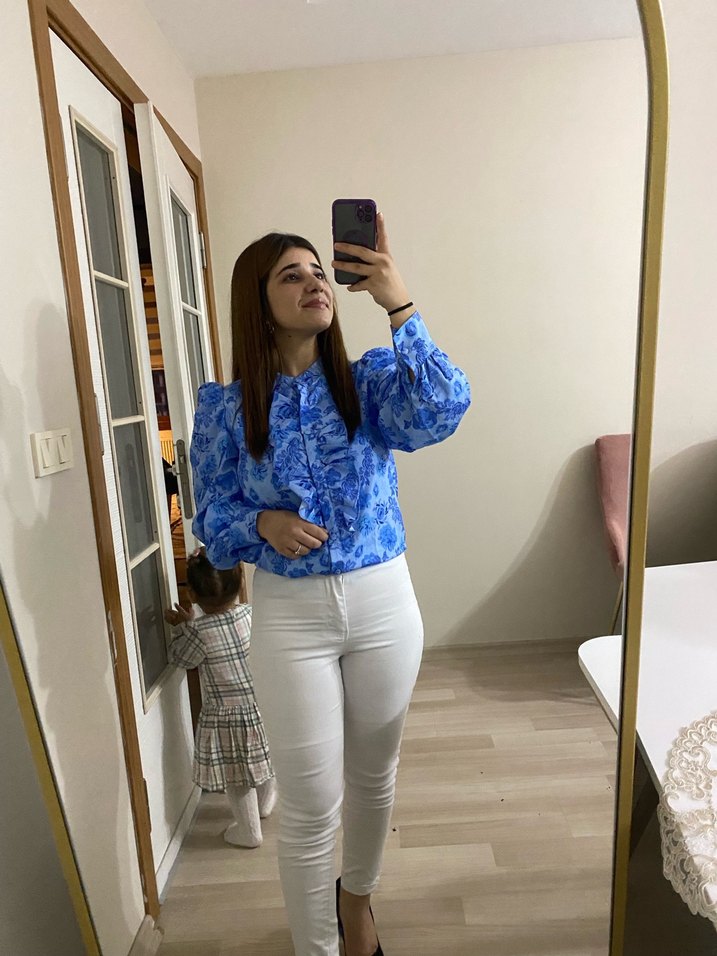 Mavi Çiçekli Fırfırlı Kadın Gömlek - Görsel 4
