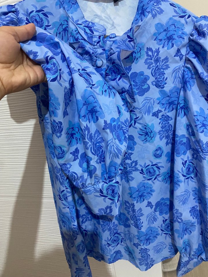Mavi Çiçekli Fırfırlı Kadın Gömlek - Görsel 3