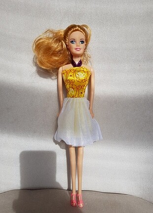 Sarı elbiseli Barbie