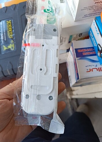  Beden 2adet Priz,2 adet eldiven ,3 adet 30 watt ampul,13 adet silikon