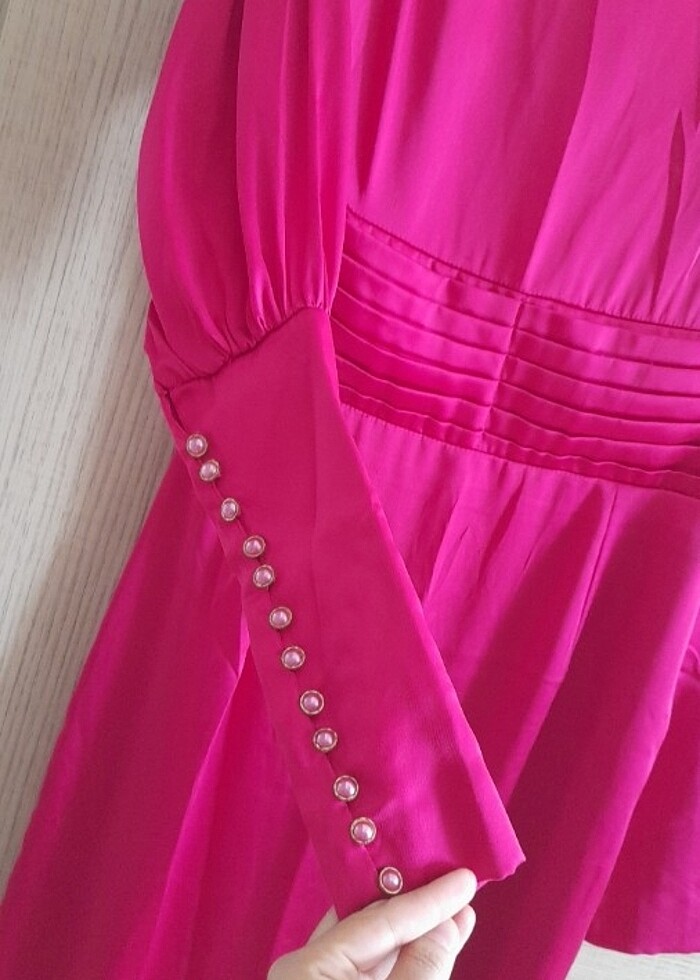 Kolllari dügmeli kına gecelerinde giyimi çok şık elbise - Görsel 2