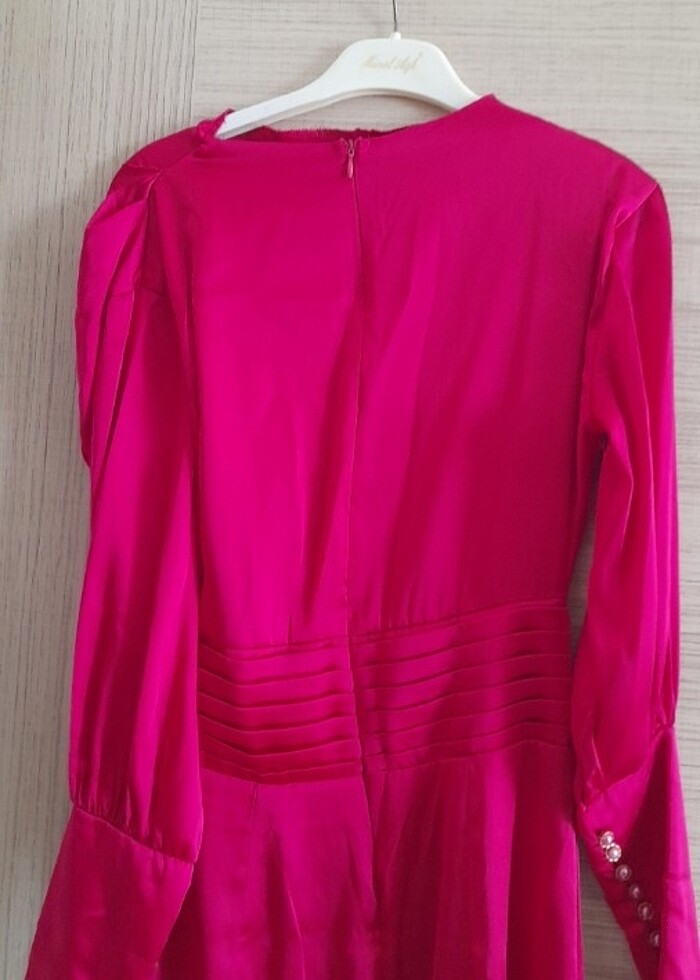 Kolllari dügmeli kına gecelerinde giyimi çok şık elbise - Görsel 3