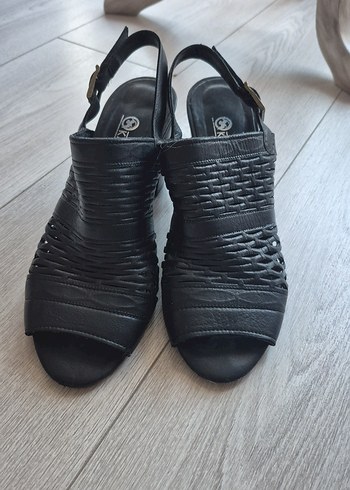 Kadın Siyah Dolgu Topuklu Sandalet