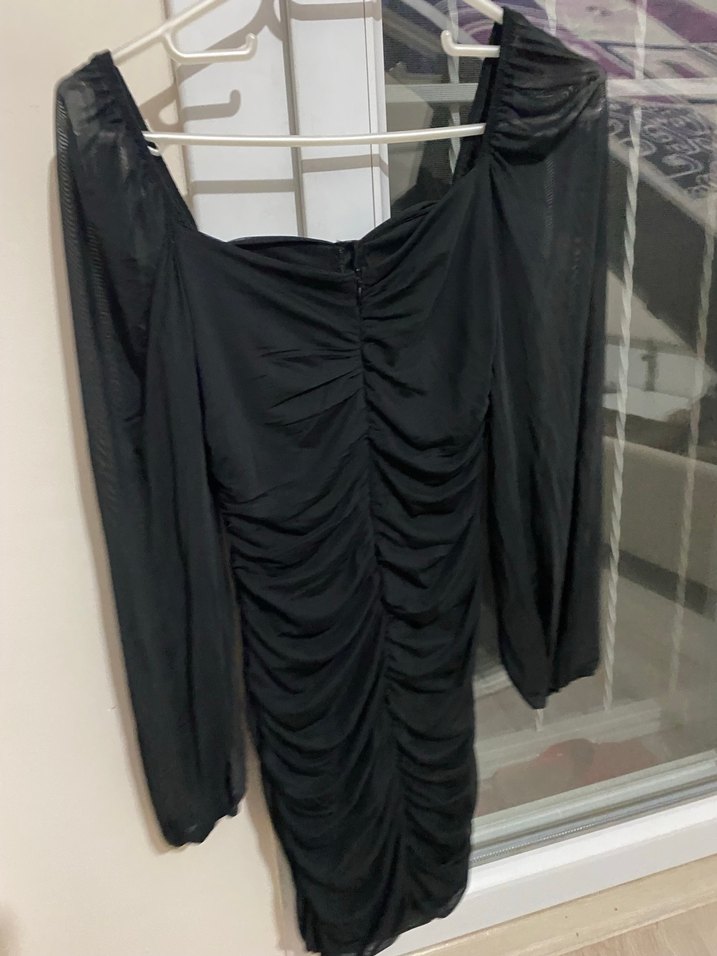 Siyah Drapeli bir elbise - Görsel 2