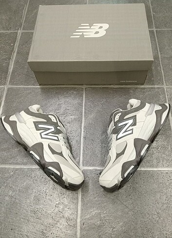 37 Beden gri Renk NEW BALANCE 9060-FIRSAT ÜRÜNÜ..