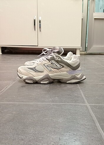 36 Beden gri Renk New Balance 9060-Fırsat Ürünü..