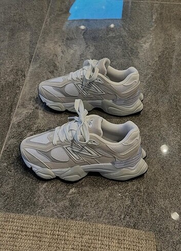 36 Beden beyaz Renk New Balance 9060-Fırsat Ürünü..