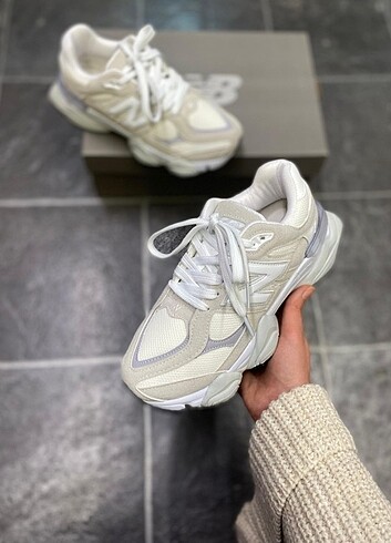 38 Beden beyaz Renk New Balance 9060-Fırsat Ürünü..