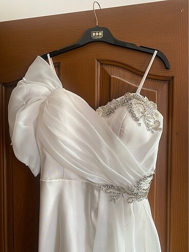 Diğer Nişan, nikah elbisesi