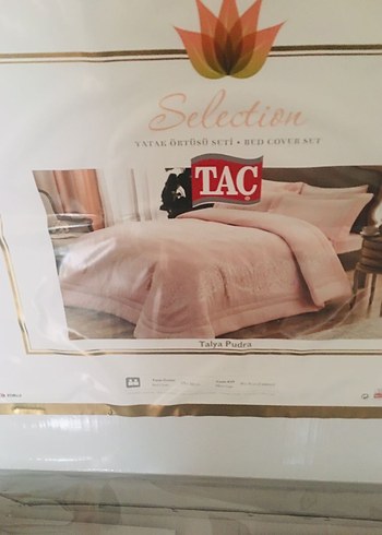 Taç Nakışlı Beyaz Yatak Örtüsü