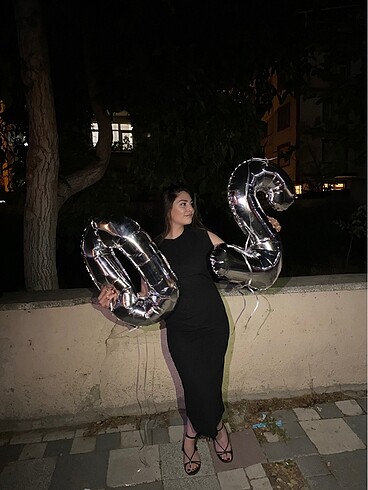 Siyah vatkalı elbise