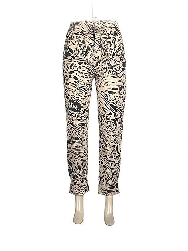 Bershka Kumaş Pantolon %70 İndirimli.