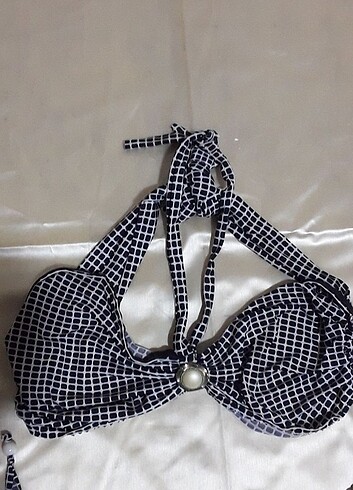 Bikini, elle dikili - Görsel 3