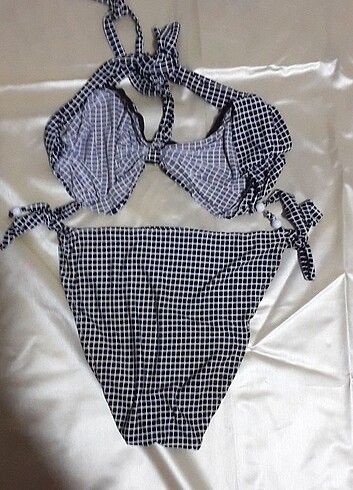 Bikini, elle dikili - Görsel 5