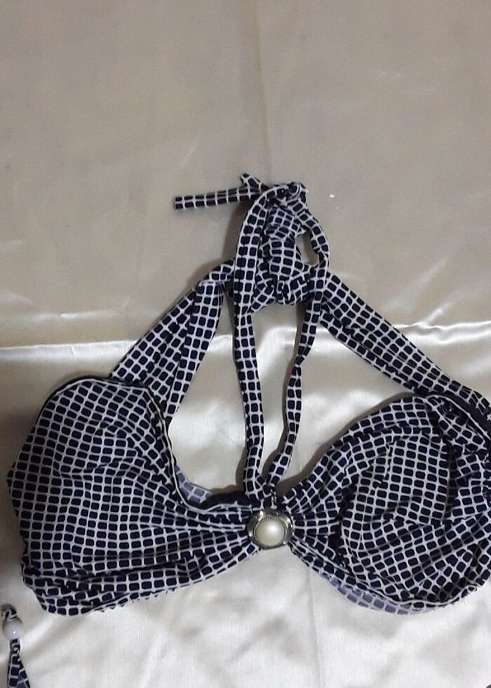 Bikini, elle dikili - Görsel 3