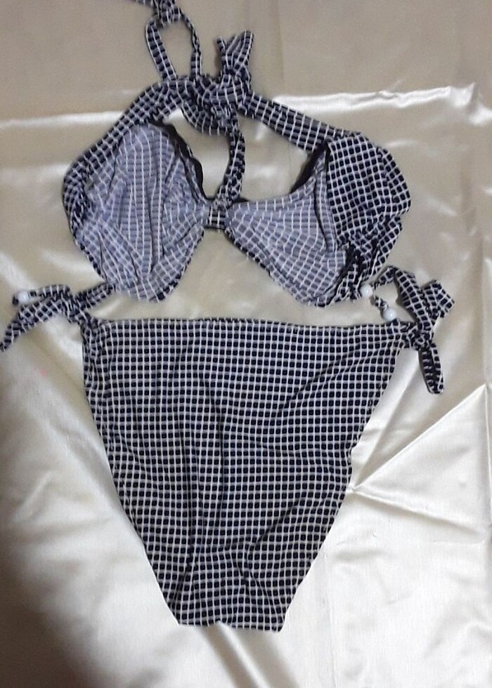 Bikini, elle dikili - Görsel 5