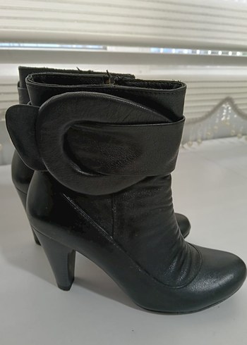 Siyah Deri Tokalı Kadın Topuklu Bot - Görsel 2
