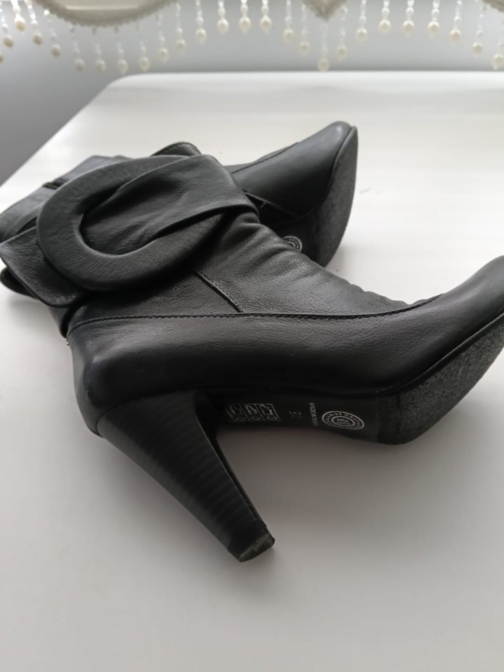 Siyah Deri Tokalı Kadın Topuklu Bot - Görsel 4