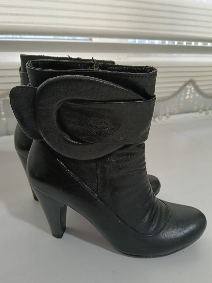 Siyah Deri Tokalı Kadın Topuklu Bot - Görsel 2