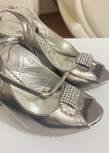 Gri Metalik Tokalı Yüksek Topuklu Kadın Ayakkabı - Görsel 2